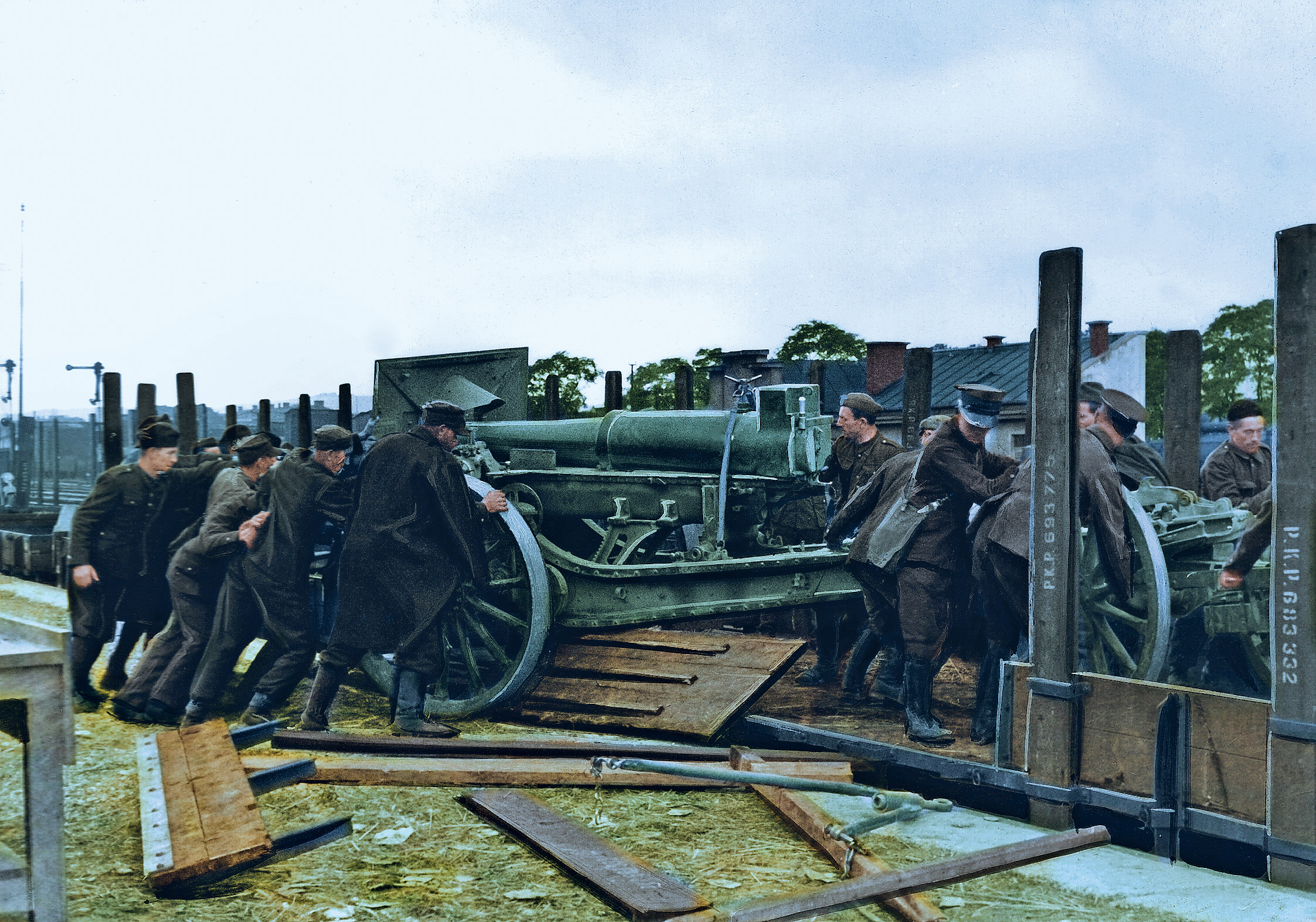 Jeńcy polscy ładują działo artyleryjskie na wagon kolejowy - 1939 r. / Polish prisoners of war loading an artillery gun on a railway wagon - 1939