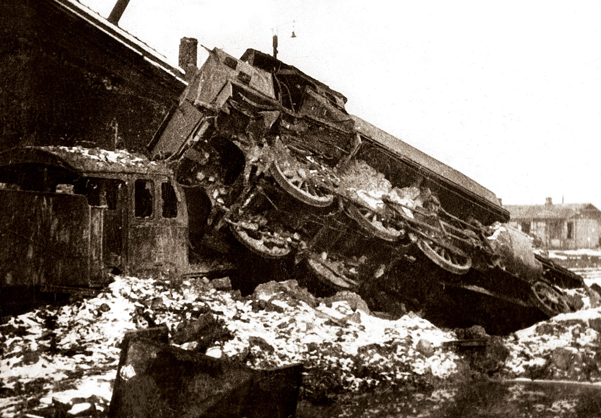 Pociąg wykolejony przez Związek Walki Zbrojnej - 1940 r. / A train derailed by the Union of Armed Struggle - 1940