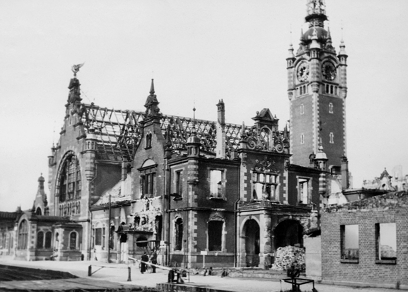 Zniszczony podczas wojny Dworzec Główny w Gdańsku - 1945 r. / The Main Station in Gdańsk, destroyed during the war