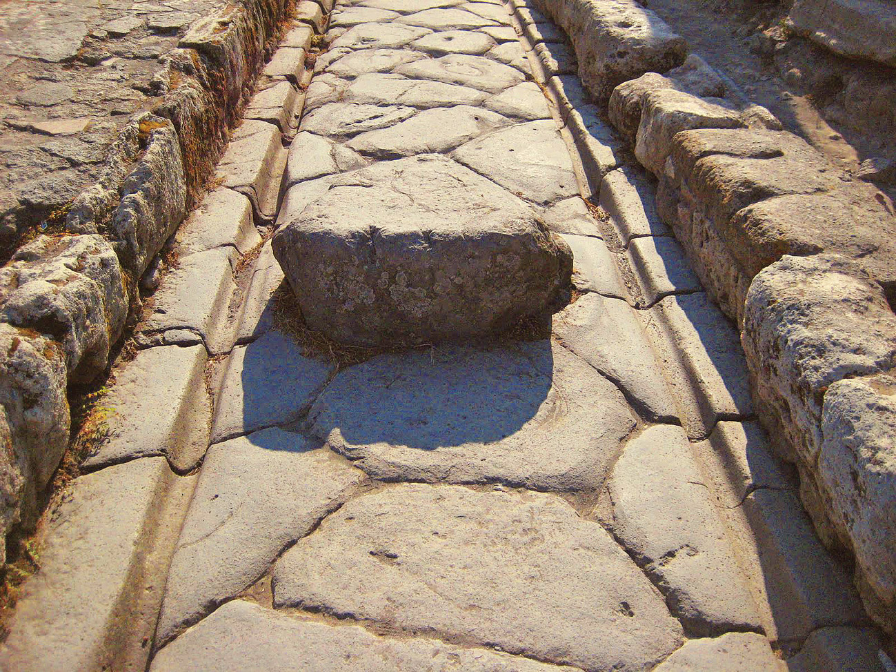 Kamienne koleiny w starożytnej drodze w Pompejach
