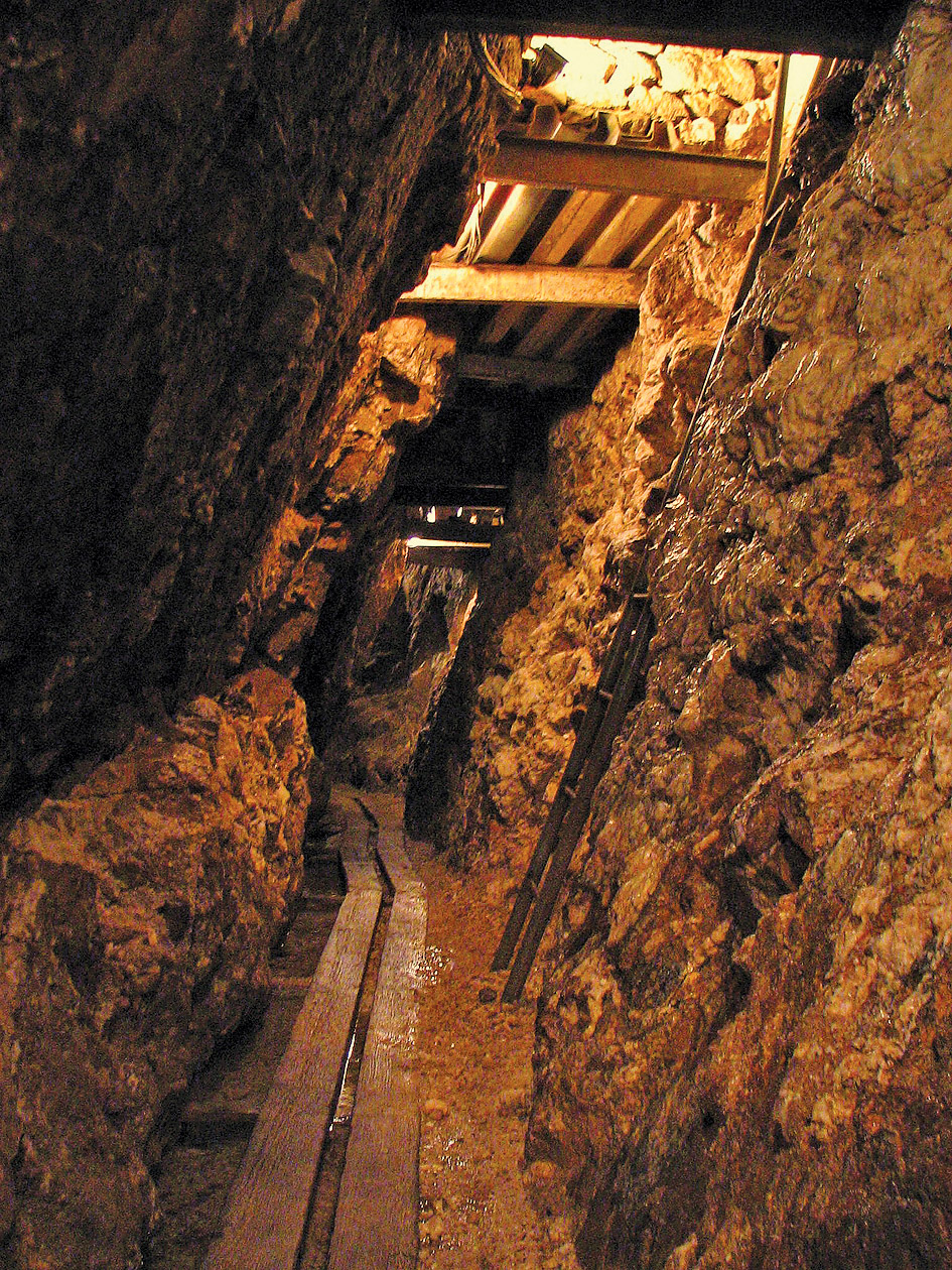 Zachowane do dziś drewniane tory w średniowiecznej kopalni srebra w Suggental w Niemczech 