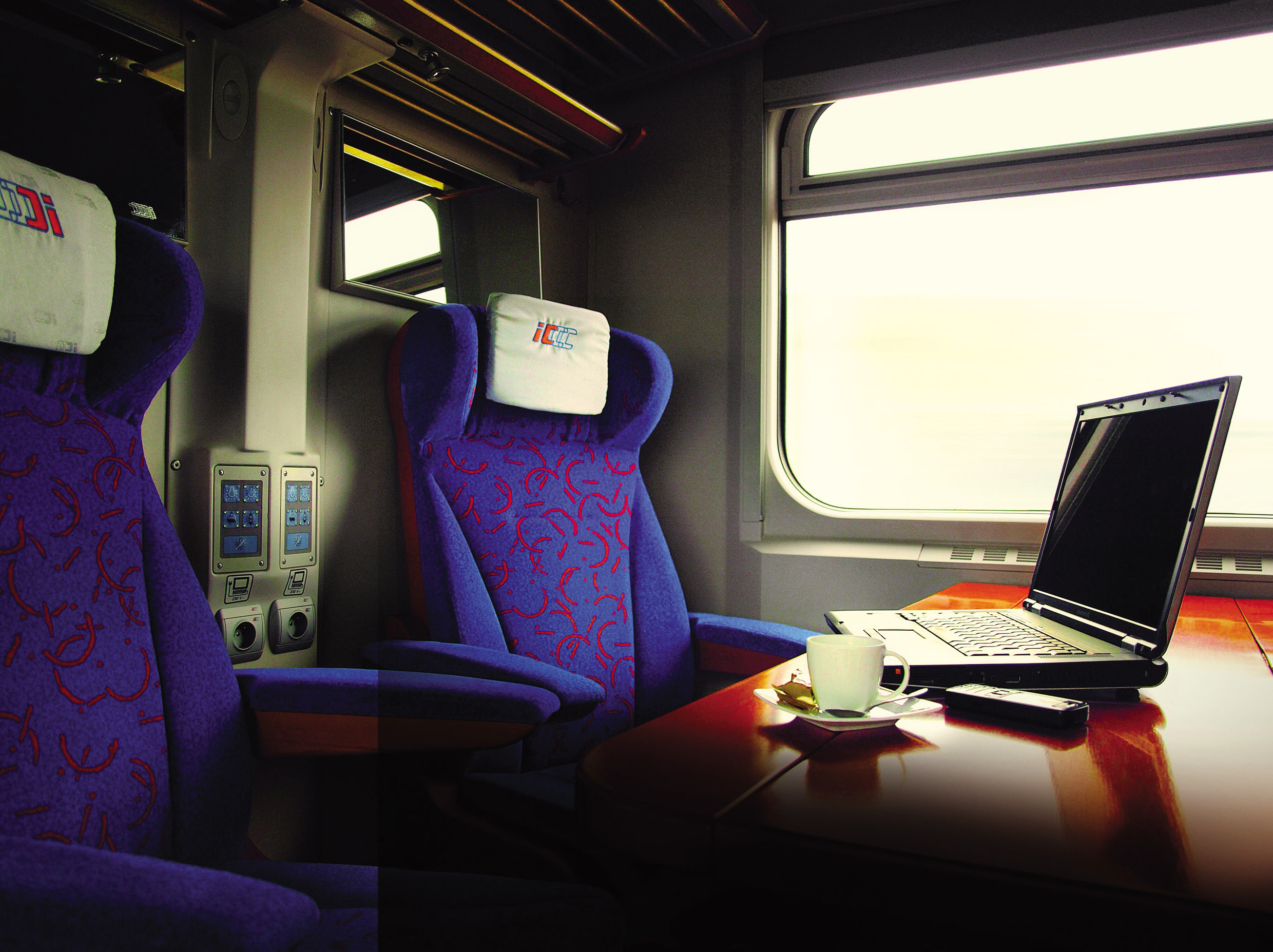 Nowoczesne i komfortowe wnętrza pociągów spółki PKP Intercity: przedział klasy biznes / Modern, comfortable interiors of PKP Intercity trains: business class compartment