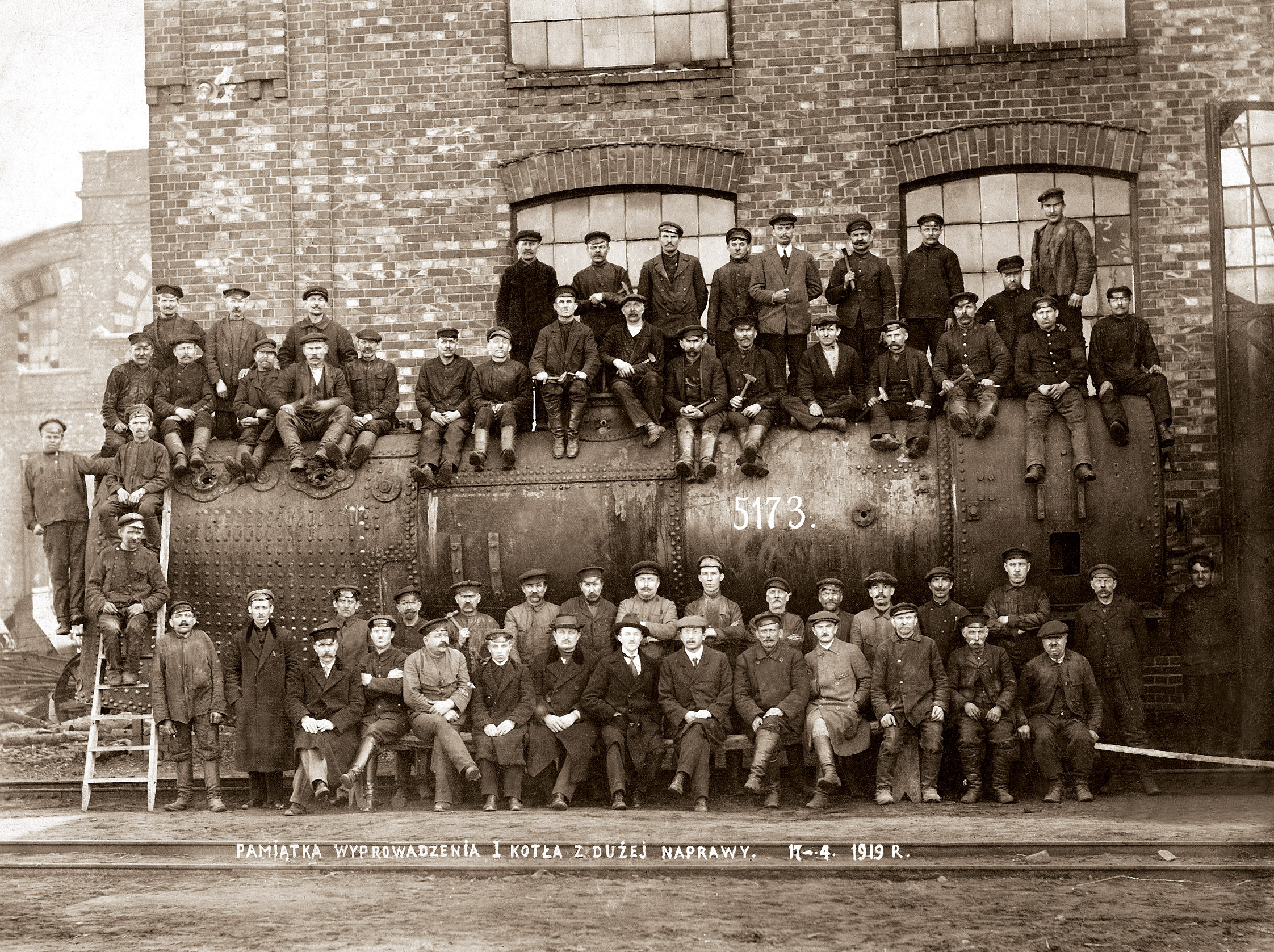 Fotografia upamiętniająca wyprowadzenie pierwszego kotła parowozu z naprawy - 1919 r. / A photograph commemorating the delivery of the first steam boiler after repair - 1919