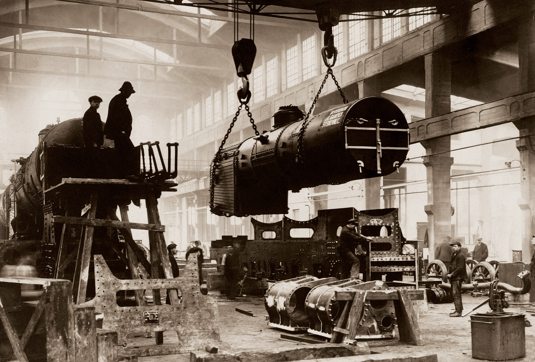 Wnętrze hali montażu w Pierwszej Fabryce Lokomotyw w Polsce - Chrzanów, lata 20. XX w. / Inside the assembly room of the First Steam Locomotives Factory in Poland in Chrzanów - 1920s