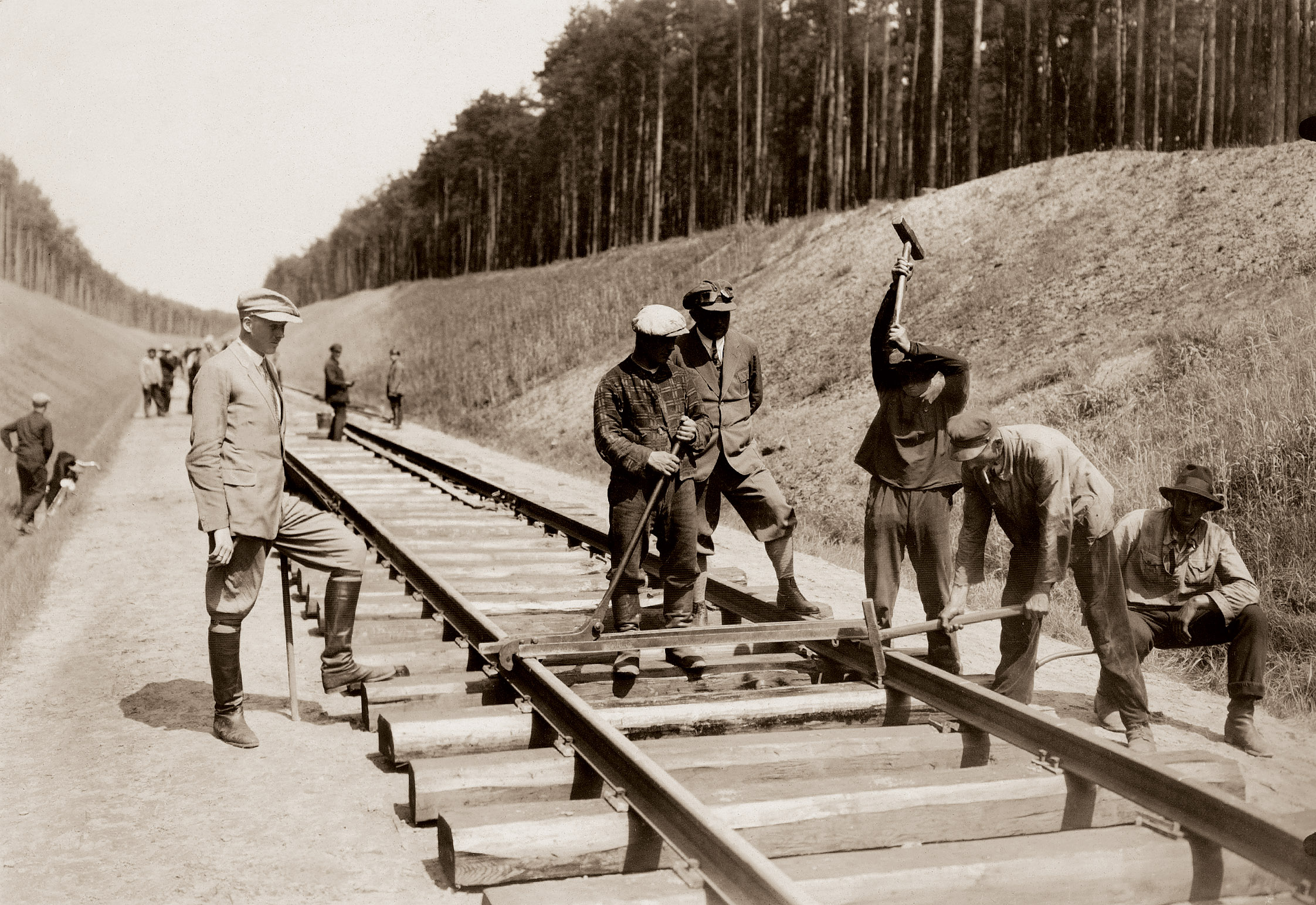 Budowa magistrali węglowej była jedną z głównych inwestycji kolejowych okresu międzywojennego w Polsce / The construction of the coal mine was one of the main railway investments in Poland in the interwar period