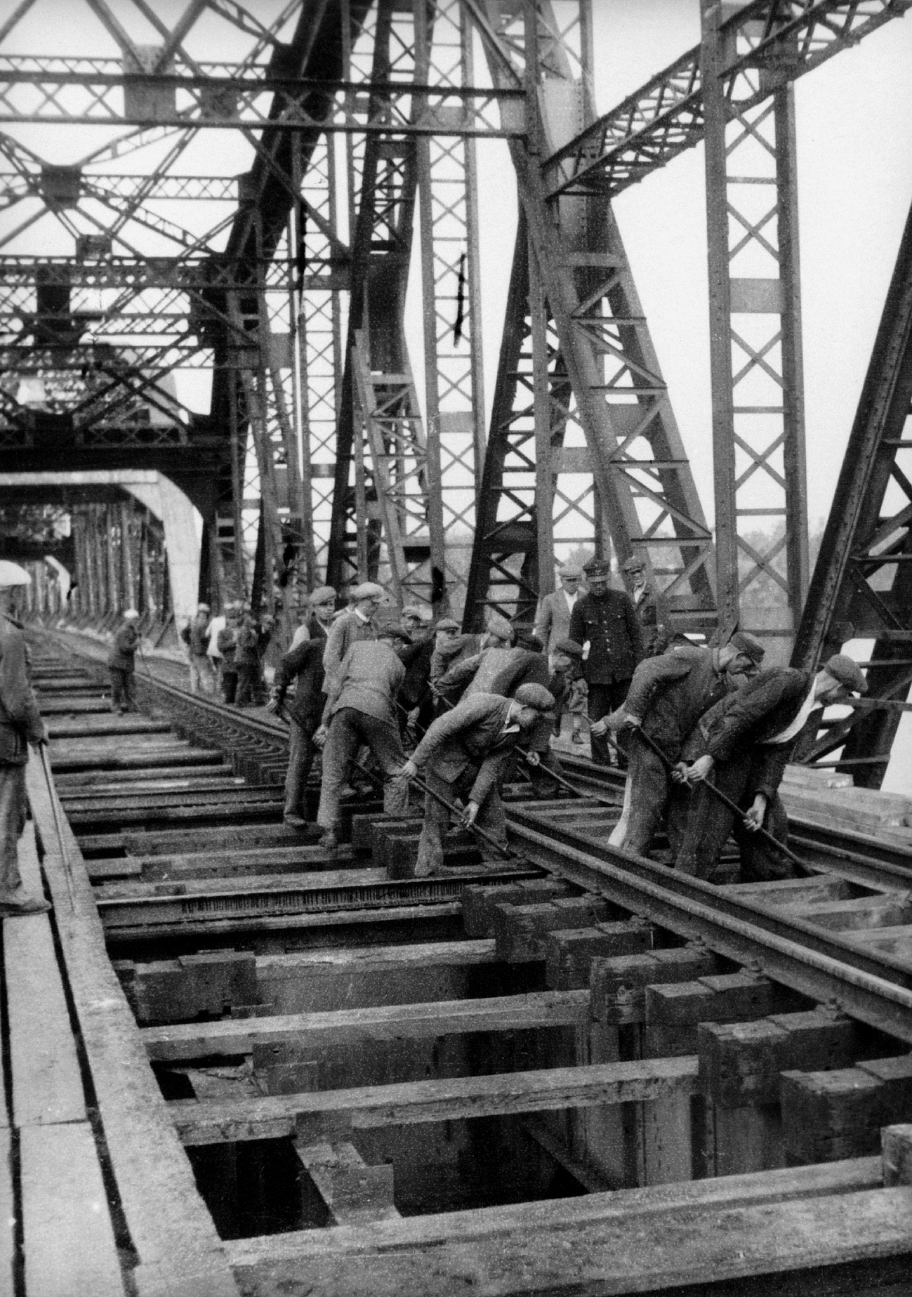 Naprawa torów na moście w Dęblinie - 1946 r. / The repair of railway tracks on the bridge in Dęblin - 1946