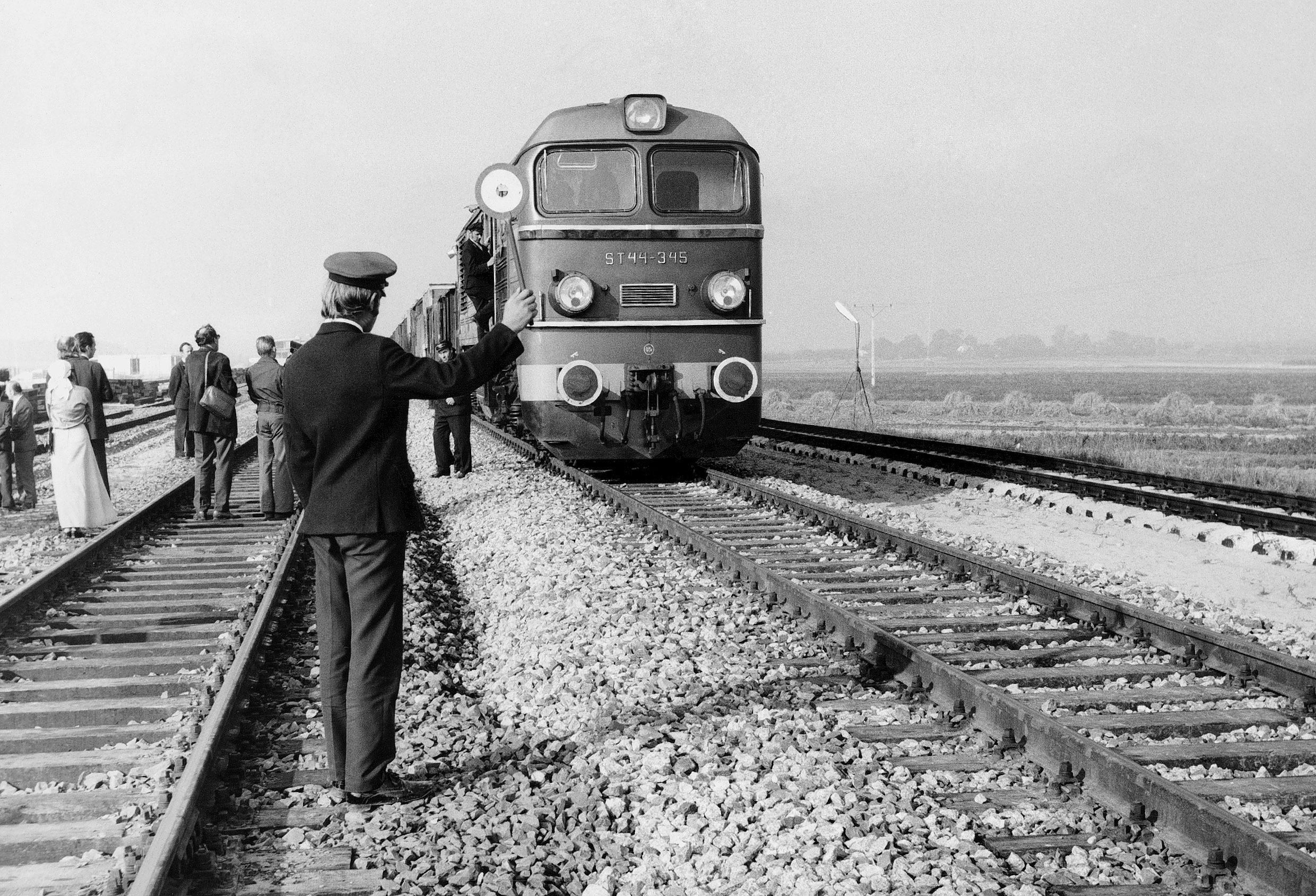 Przejazd pierwszego pociągu na trasie Centralnej Magistrali Kolejowej - 1974 r. / The first train on the Central Mainline - 1974 