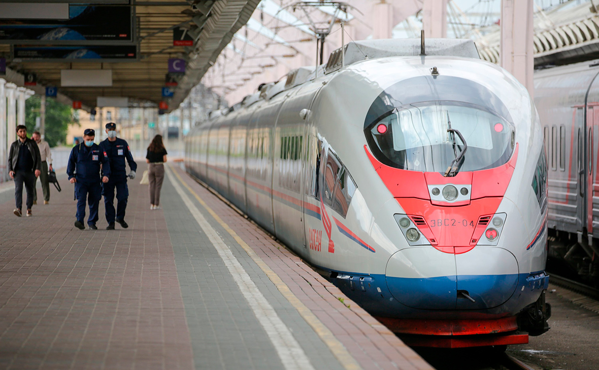 Pociąg osobowy na jednym z rosyjskich dworców / Passenger train at one of the Russian railway stations