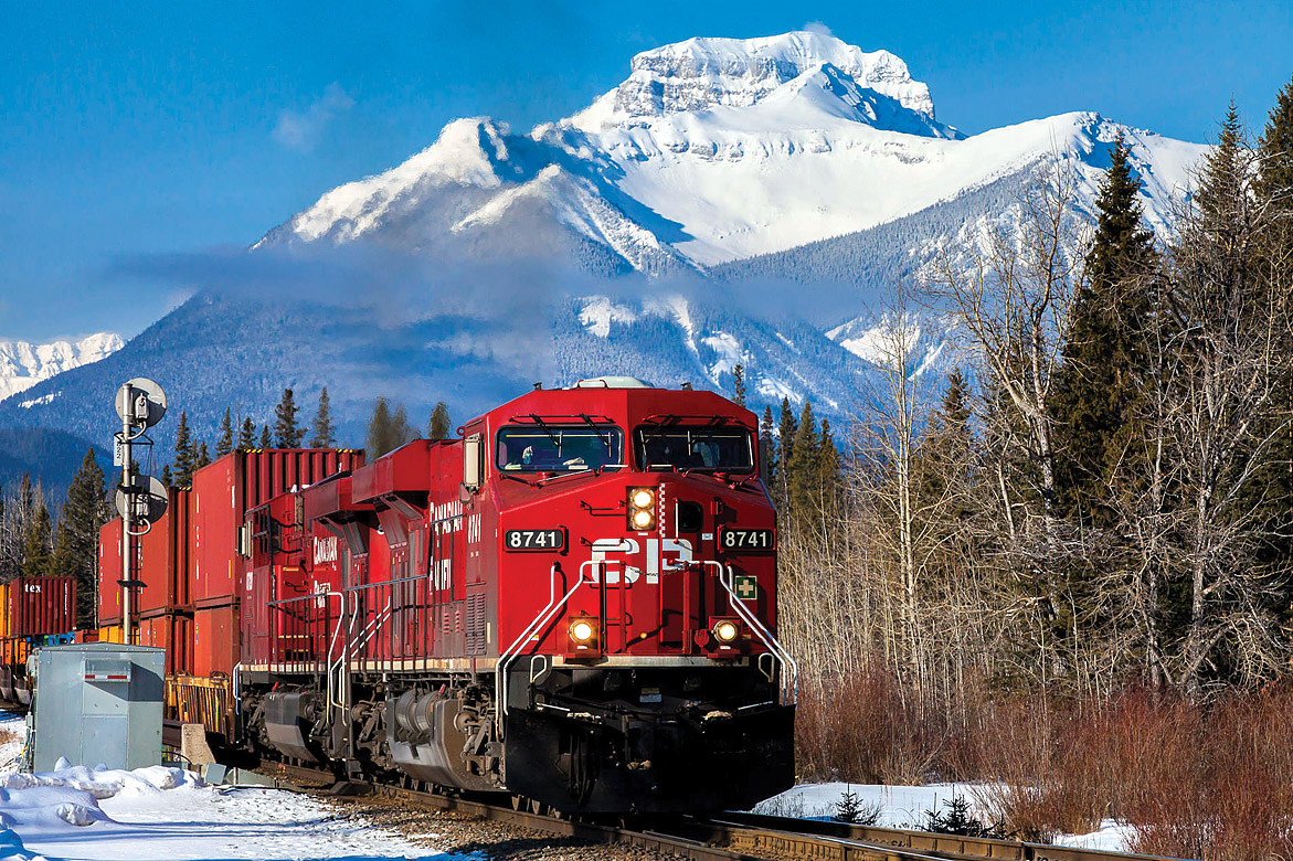 Lokomotywa spalinowa serii ES44C4 nr 8741 ciągnąca skład towarowy spółki Canadian Pacific / Diesel locomotive ES44C4 No. 8741 pulling a freight train owned by Canadian Pacific