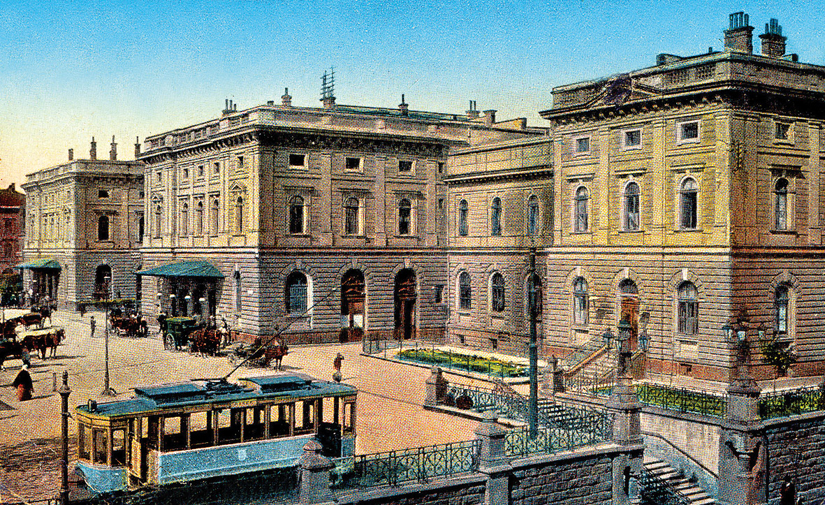 Na pocztówce z XIX w. neogotycki dworzec kolejowy w Krakowie / The 19th century postcard: the Neo-Gothic railway station in Kraków